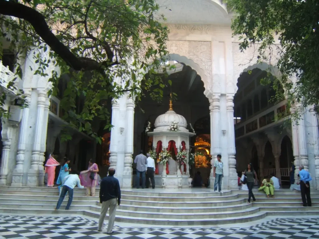 ISKCON_Juhu_Temple_Altars